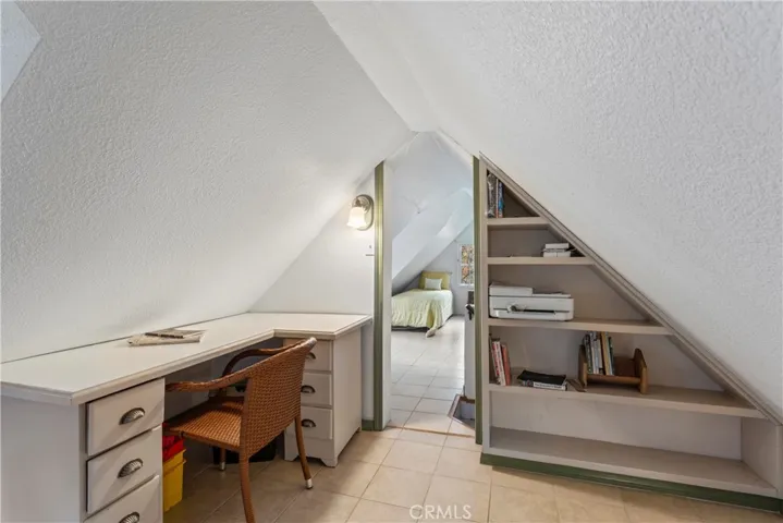 3rd bedroom for built in desk and shelf