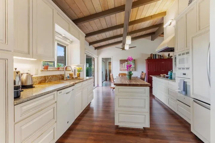 3212 Via Almonte, Fallbrook, California 92028