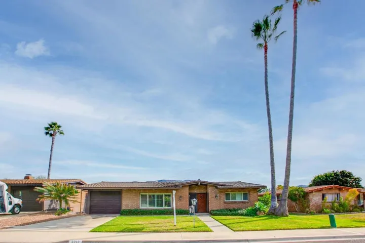 3212 Via Almonte, Fallbrook, California 92028