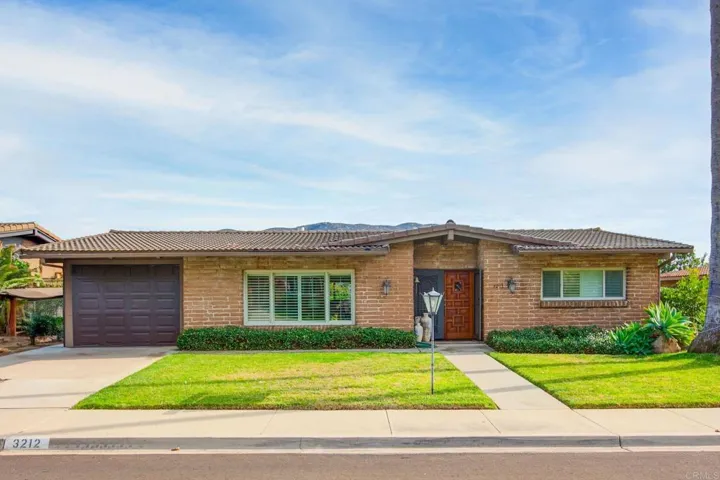 3212 Via Almonte, Fallbrook, California 92028