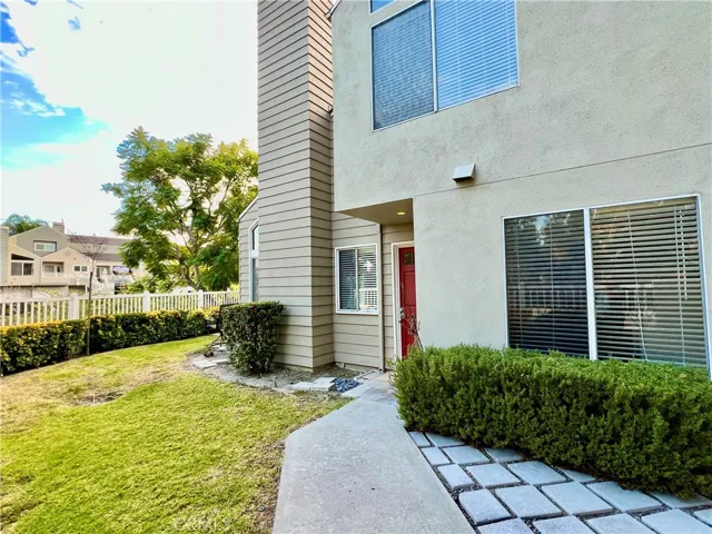 16 Stoneglen with enclosed 
wrap around yard