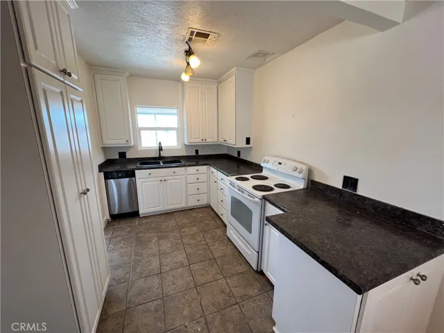 21621 Pine Ridge Avenue, Apple Valley, California 92307