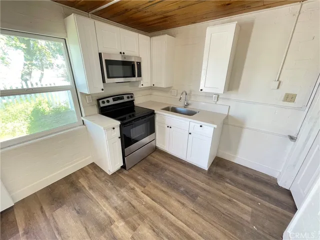 21621 Pine Ridge Avenue, Apple Valley, California 92307