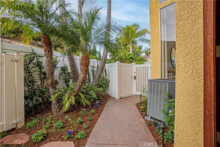 25 La Costa Court, Laguna Beach, California 92651