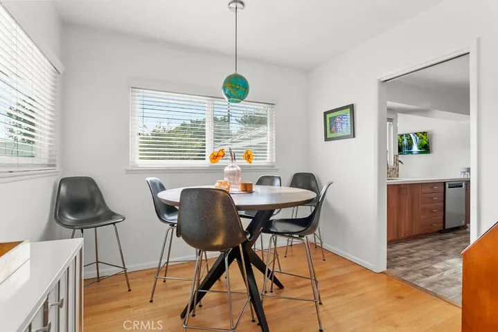Casual dining area near kitchen