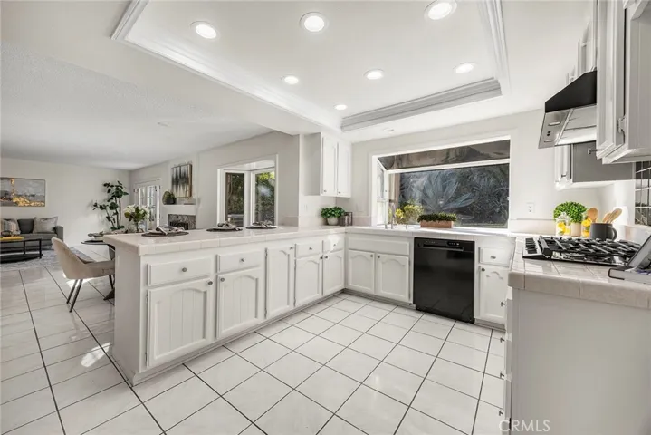 Kitchen with Peninsula - Seats 3-4.
