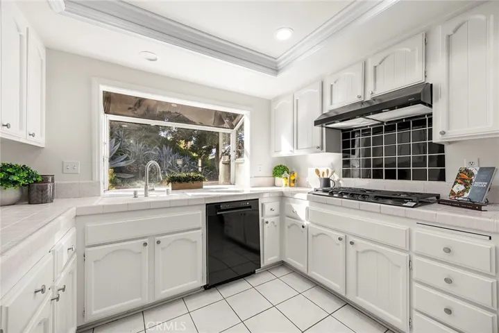 Kitchen with Back Yard View & New Appliances.
