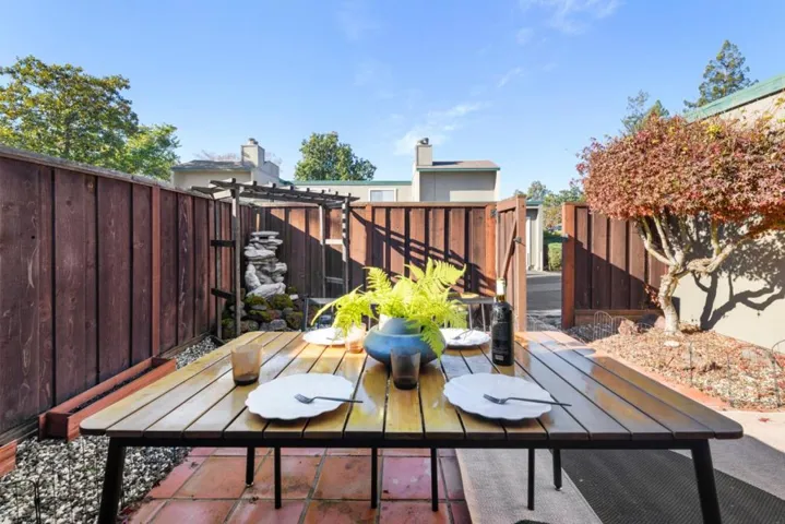 998 Santa Cruz Way, Rohnert Park, California 94928