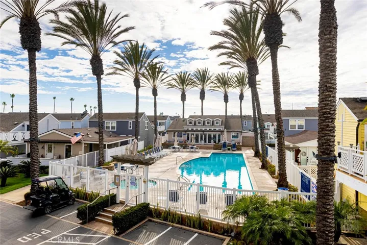 Steps away to the pool & jacuzzi