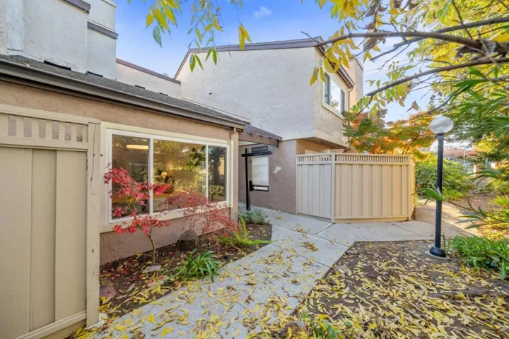 1987 Las Encinas Court, Los Gatos, California 95032