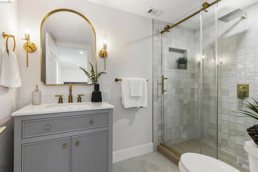 1374 62nd Ave, Oakland, California 94621 home-pic-15