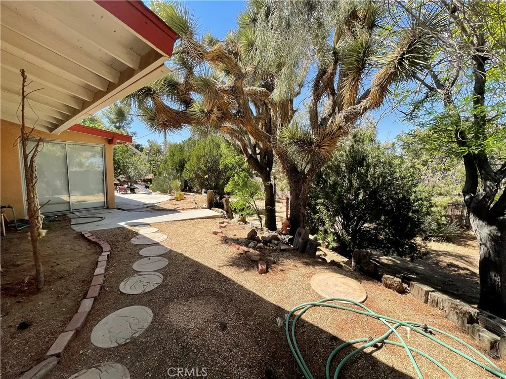 56814 Ivanhoe Drive, Yucca Valley, California 92284 home-pic-4