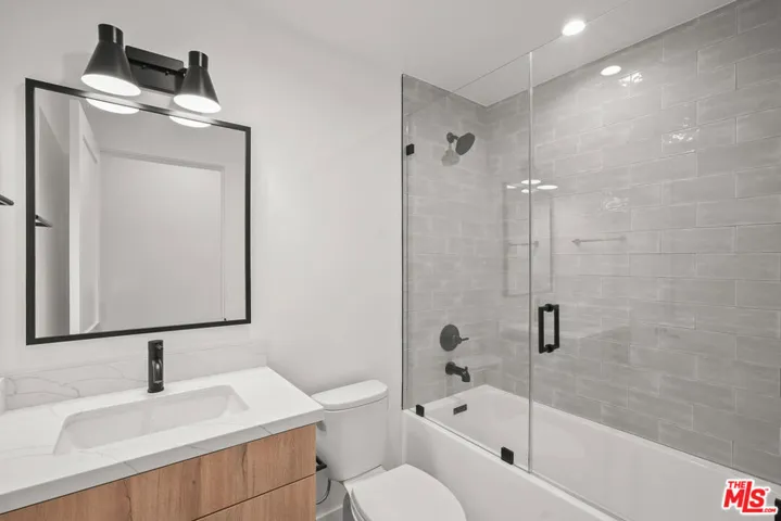966 Sanborn Avenue B, Los Angeles, California 90029