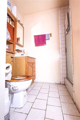 BATHROOM 2