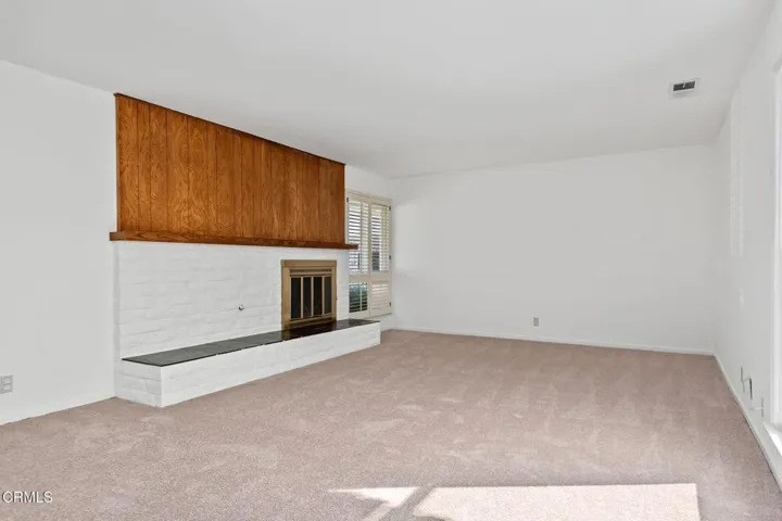 4-web-or-mls-04 - Living Room