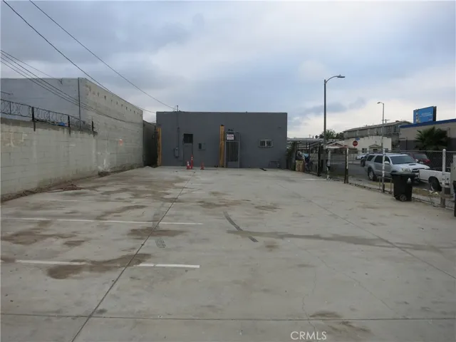 tons of parking!