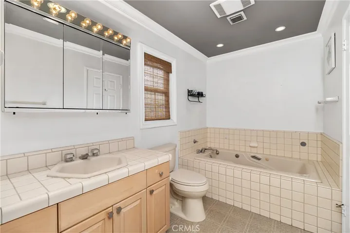 2865 Chestnut Avenue Avenue, Long Beach, California 90806