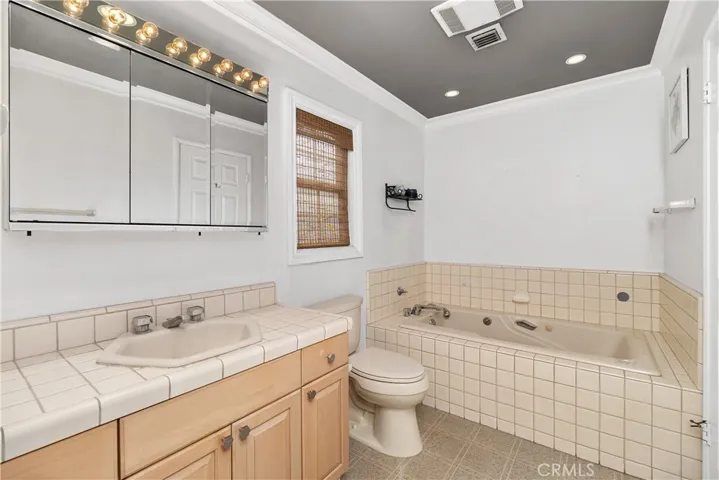 2865 Chestnut Avenue Avenue, Long Beach, California 90806