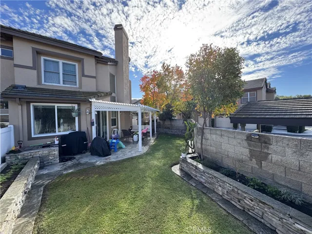 Large yard..great for entertaining!