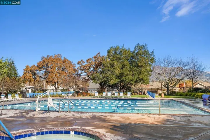 369 Twin Lakes Dr, Santa Rosa, California 95409-6444