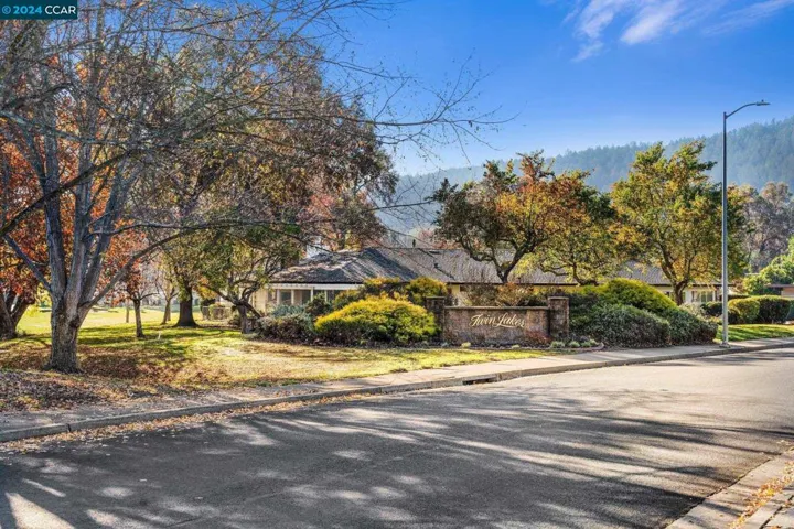 369 Twin Lakes Dr, Santa Rosa, California 95409-6444