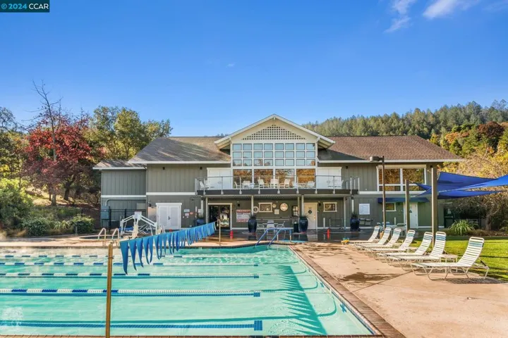369 Twin Lakes Dr, Santa Rosa, California 95409-6444