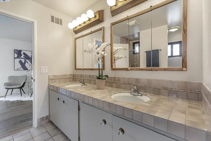 upstairs, full bathroom with shower stall, Jack ' Jill