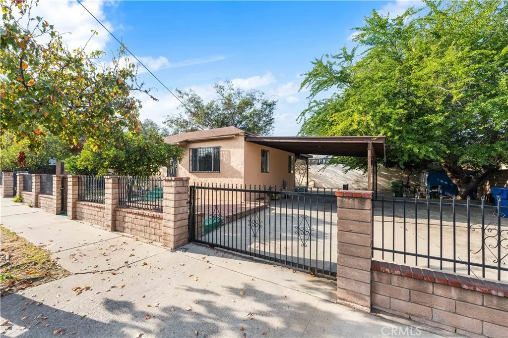 10004 San Fernando Road, Pacoima, California 91331, 6 Bedrooms Bedrooms, ,3 BathroomsBathrooms,Residential,For Sale,San Fernando,SR24246019