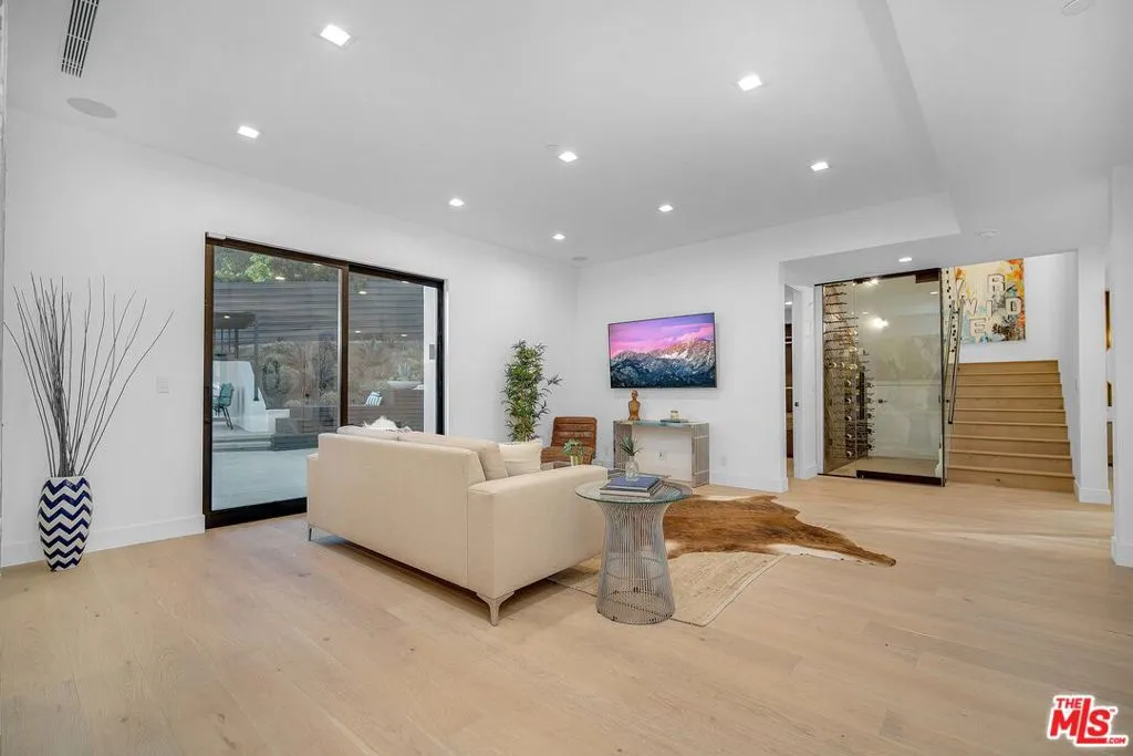 3255 Canyon Lake Drive, Los Angeles, California 90068 home-pic-20