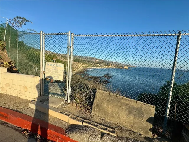 Private access to Abalone Cove.