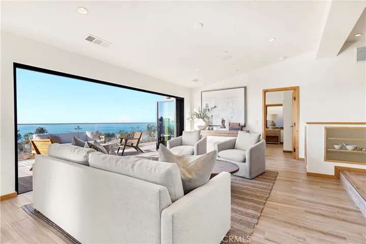 206 Grandview Street, Laguna Beach, California 92651