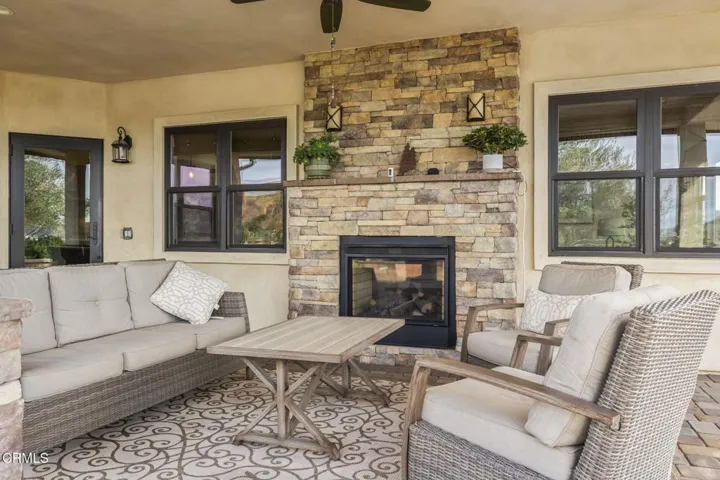 53-web-or-mls-UpmarketMedia-7155Ridge-38