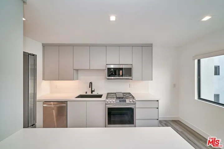 145 S Maple Drive 202, Beverly Hills, California 90212