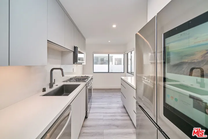 145 S Maple Drive 202, Beverly Hills, California 90212