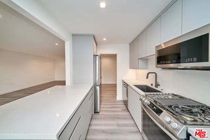 145 S Maple Drive 202, Beverly Hills, California 90212