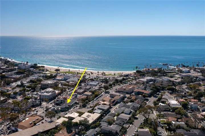 Minutes to Main Beach & Heisler Park!