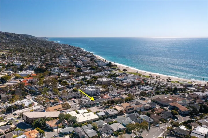 Downtown restaurants, shops, Whole Foods, Farmer's Market, Festivals, Galleries are all quick walking distance!