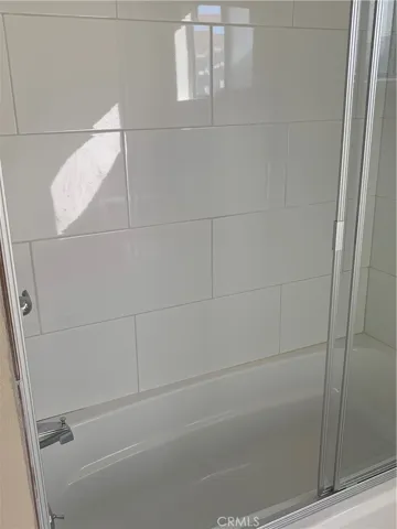 Full bathroom in the hallway