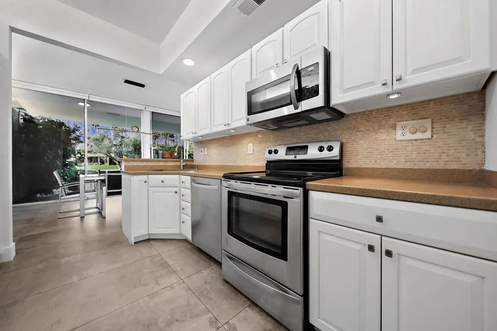 80 Lakeview Drive, Palm Springs, California 92264 home-pic-19