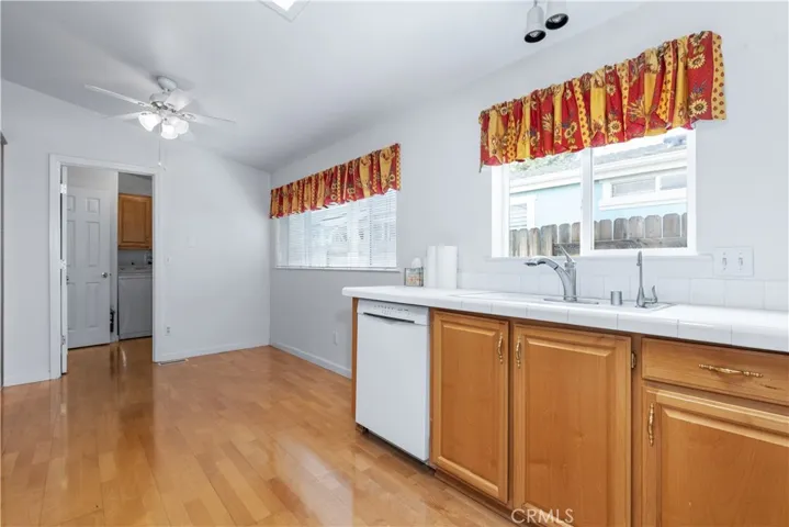 Large Kitchen with Breakfast area