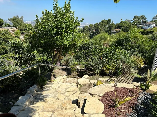 15 Coach Road, Rancho Palos Verdes, California 90275