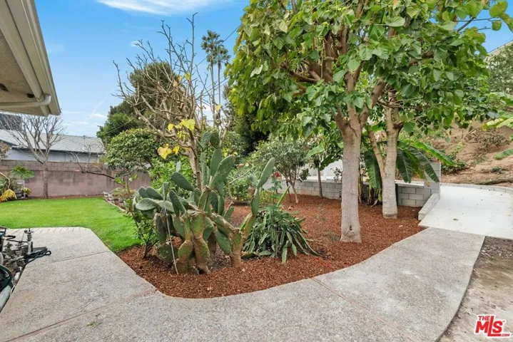 5917 S Le Doux Road, Los Angeles, California 90056