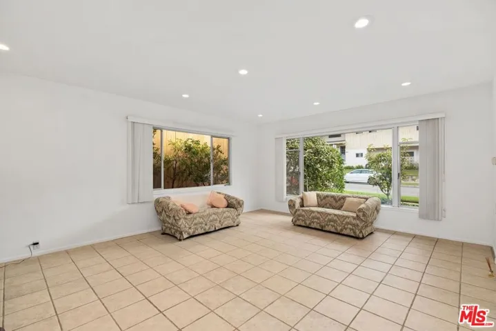 5917 S Le Doux Road, Los Angeles, California 90056