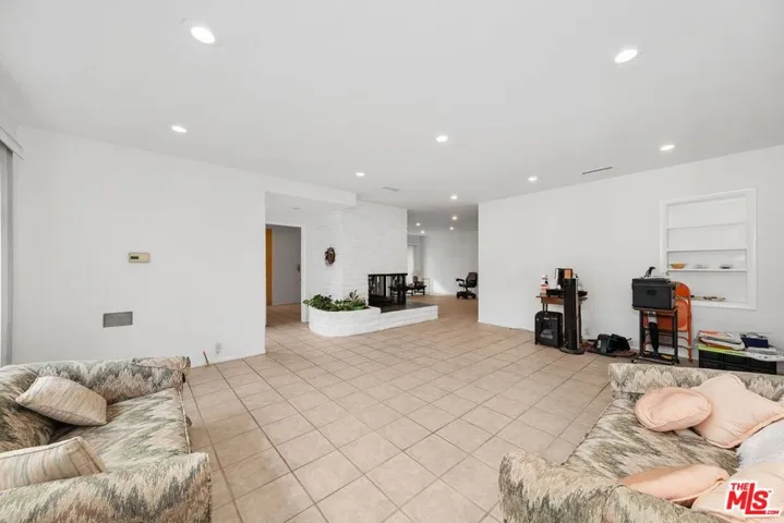 5917 S Le Doux Road, Los Angeles, California 90056