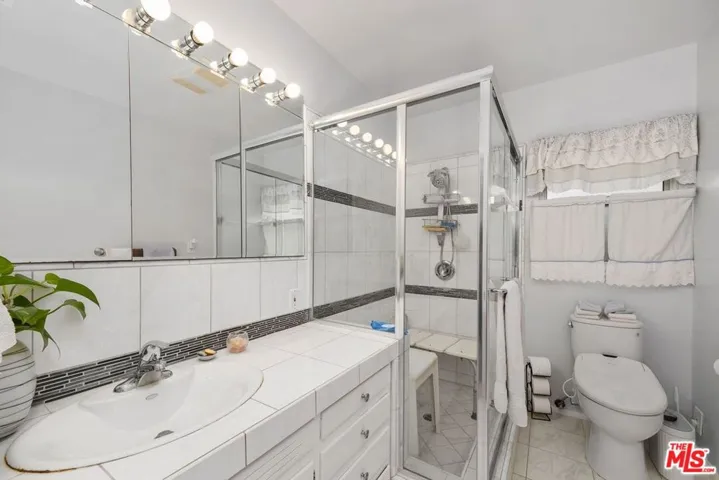 5917 S Le Doux Road, Los Angeles, California 90056