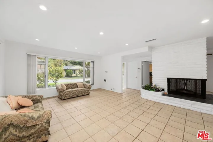 5917 S Le Doux Road, Los Angeles, California 90056