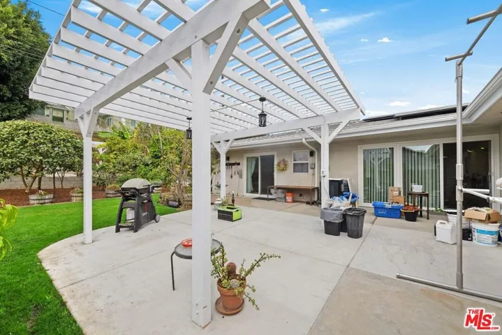 5917 S Le Doux Road, Los Angeles, California 90056