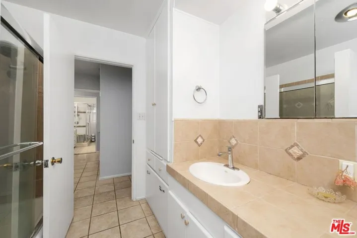 5917 S Le Doux Road, Los Angeles, California 90056
