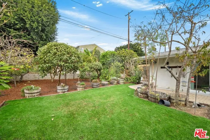 5917 S Le Doux Road, Los Angeles, California 90056