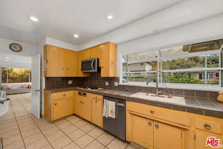 5917 S Le Doux Road, Los Angeles, California 90056